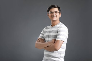 mutlu genç Hintli adam