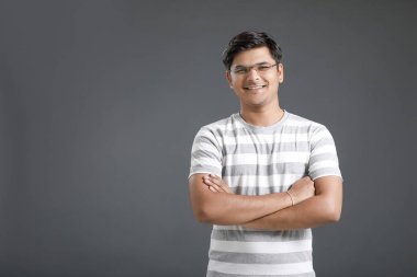 mutlu genç Hintli adam