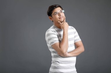 mutlu genç Hintli adam