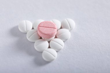 Beyaz arkaplan üzerine ilaç tabletleri, eczane teması