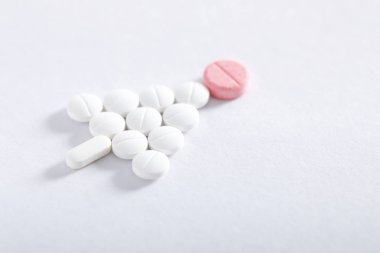 Beyaz arkaplan üzerine ilaç tabletleri, eczane teması