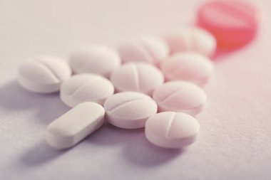 Beyaz arkaplan üzerine ilaç tabletleri, eczane teması