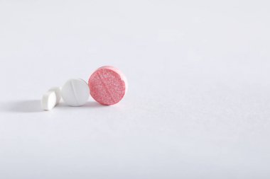 Beyaz arkaplan üzerine ilaç tabletleri, eczane teması