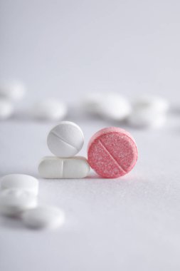 Beyaz arkaplan üzerine ilaç tabletleri, eczane teması