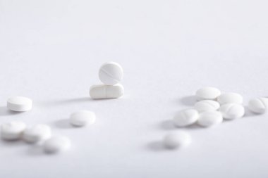 Beyaz arkaplan üzerine ilaç tabletleri, eczane teması