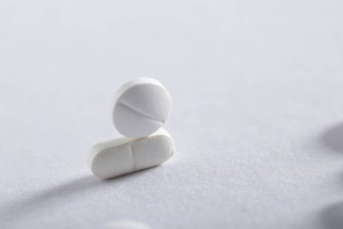 Beyaz arkaplan üzerine ilaç tabletleri, eczane teması