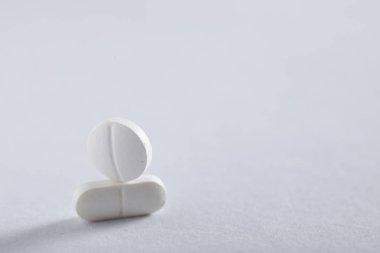Beyaz arkaplan üzerine ilaç tabletleri, eczane teması