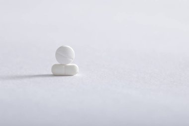 Beyaz arkaplan üzerine ilaç tabletleri, eczane teması