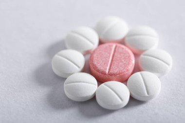 Beyaz arkaplan üzerine ilaç tabletleri, eczane teması