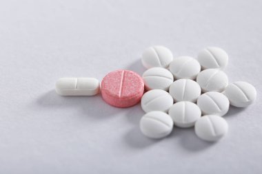 Beyaz arkaplan üzerine ilaç tabletleri, eczane teması