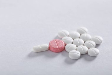 Beyaz arkaplan üzerine ilaç tabletleri, eczane teması