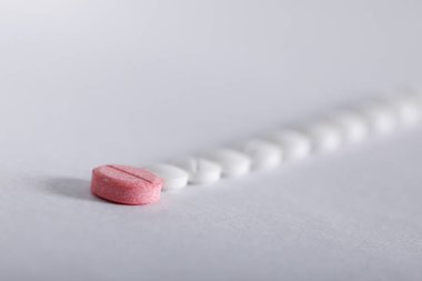 Beyaz arkaplan üzerine ilaç tabletleri, eczane teması