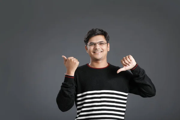 Jovem Indiano Aparecendo Tum — Fotografia de Stock