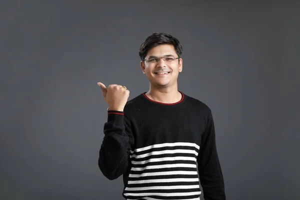 Jovem Indiano Aparecendo Tum — Fotografia de Stock