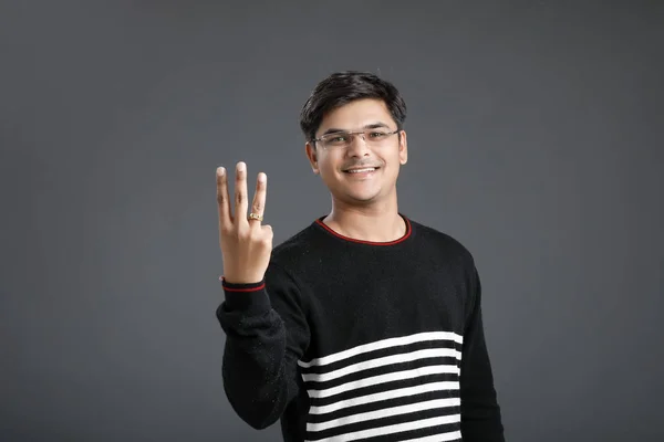 Homem Jovem Indiano Mostrando Direção Com Mão — Fotografia de Stock