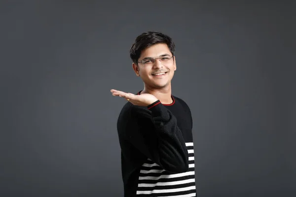 Indisk Ung Man Visar Riktning Med Hand — Stockfoto