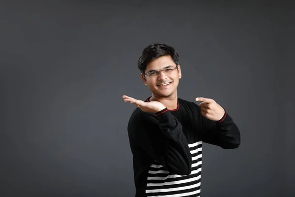 Homem Jovem Indiano Mostrando Direção Com Mão — Fotografia de Stock
