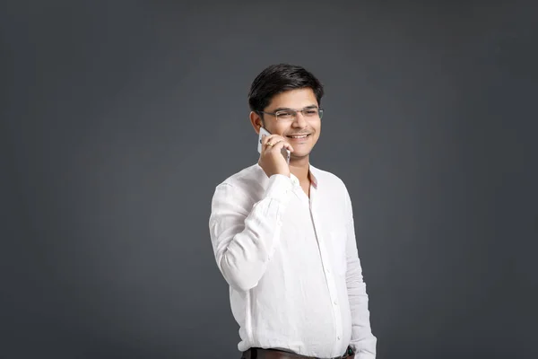 在手机上说话的印度年轻人 — 图库照片