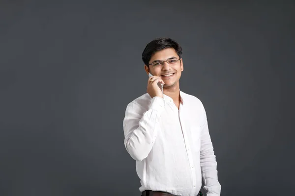 在手机上说话的印度年轻人 — 图库照片