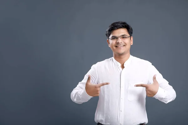 Ινδική Νεαρός Άνδρας Που Δείχνει Την Κατεύθυνση Χέρι — Φωτογραφία Αρχείου