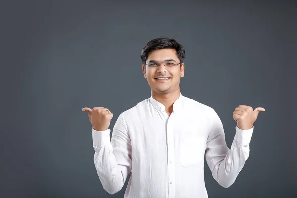 Jovem Indiano Aparecendo Tum — Fotografia de Stock