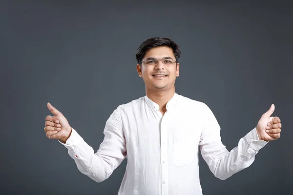 Jovem Indiano Aparecendo Tum — Fotografia de Stock