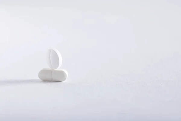 Медицинские Таблички Белом Фоне Фармацевтическая Тема — стоковое фото