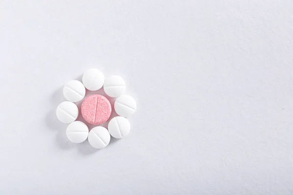Beyaz Arkaplan Üzerine Ilaç Tabletleri Eczane Teması — Stok fotoğraf