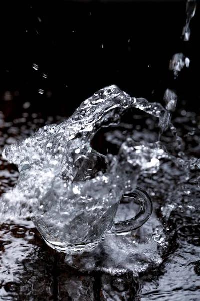 Éclaboussure Eau Dans Tasse Verre — Photo