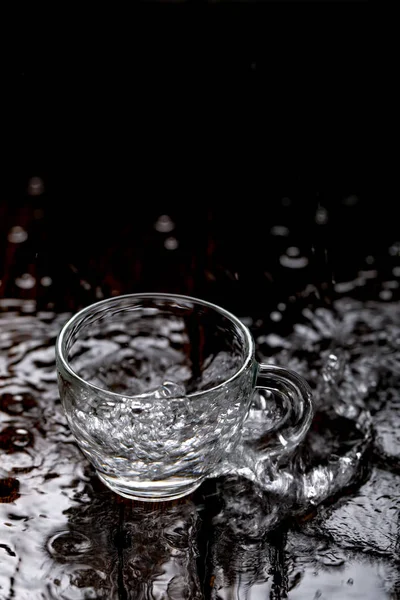 Πιτσίλισμα Νερού Στο Γυαλί Κύπελλο — Φωτογραφία Αρχείου