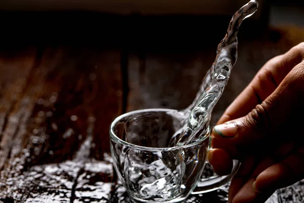 Éclaboussure Eau Dans Tasse Verre — Photo