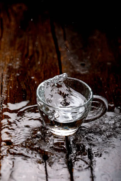 Éclaboussure Eau Dans Tasse Verre — Photo