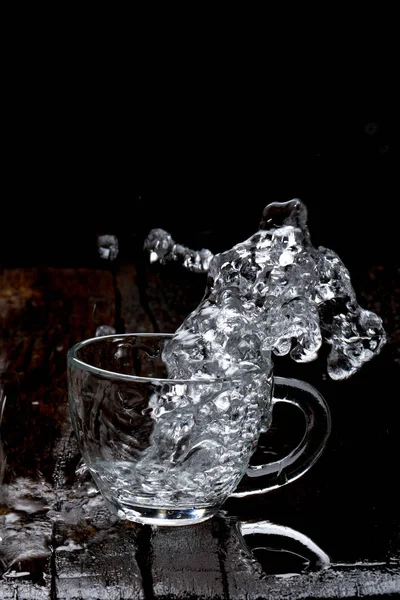 Wasser Spritzen Glas Pokal — Stockfoto