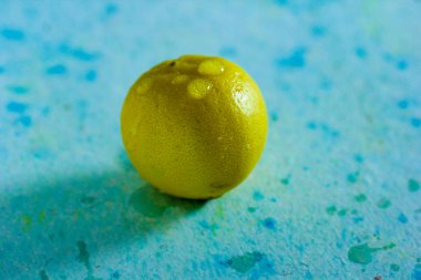 Mavi arka planda taze sarı ve yeşil limon