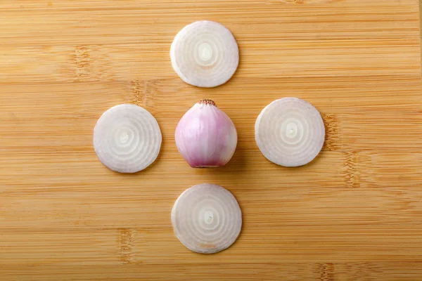 Cebollas Rojas Sobre Tabla Madera — Foto de Stock