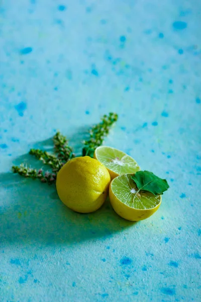 Frische Gelbe Und Grüne Zitrone Auf Blauem Hintergrund — Stockfoto