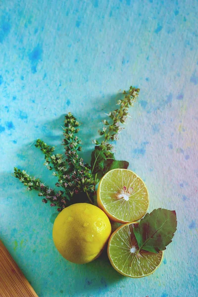 Limão Amarelo Verde Fresco Fundo Azul — Fotografia de Stock