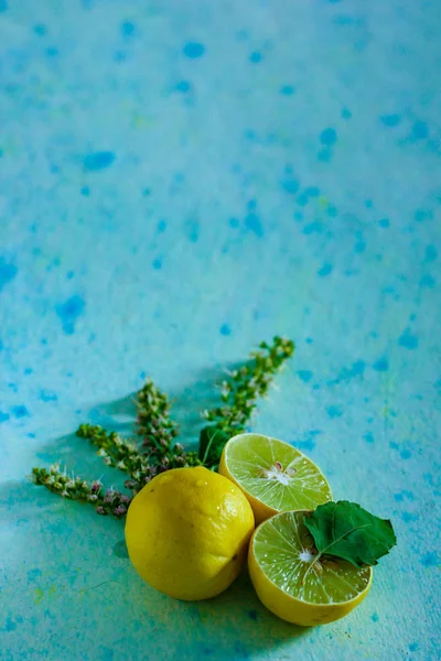 Limão Amarelo Verde Fresco Fundo Azul — Fotografia de Stock