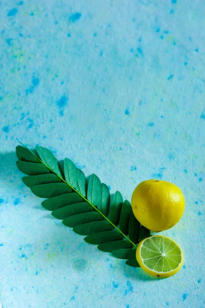 Свежий Желтый Зеленый Лемон Синем Фоне — стоковое фото