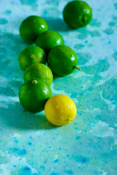 Limão Amarelo Verde Fresco Fundo Azul — Fotografia de Stock