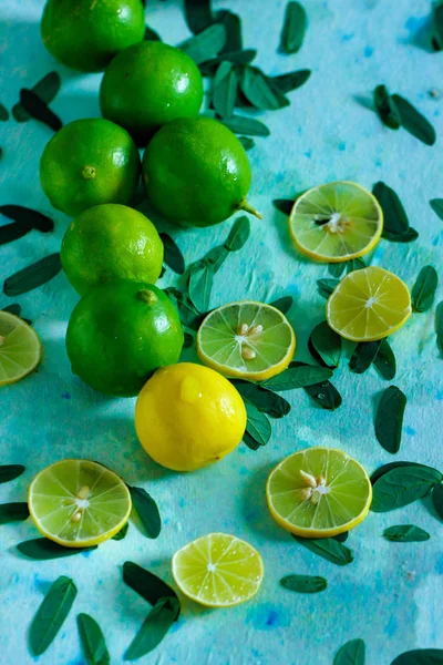 Limão Amarelo Verde Fresco Fundo Azul — Fotografia de Stock