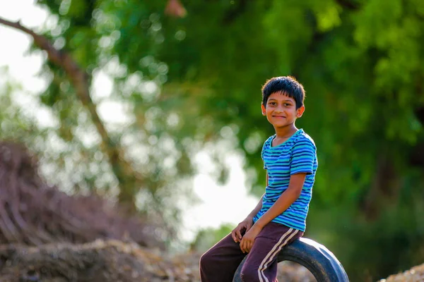 Rural Niño Indio Jugando Cricket — Foto de Stock