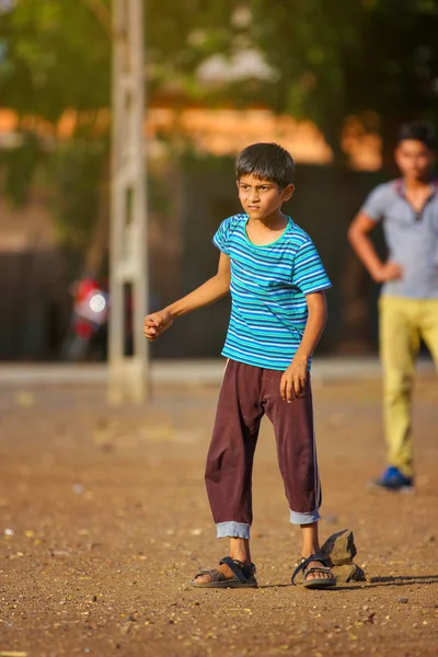 Enfant Indien Rural Jouer Cricket — Photo