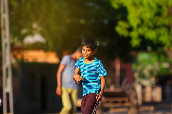 Rural Niño Indio Jugando Cricket — Foto de Stock