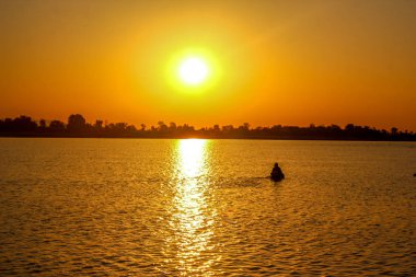 Gün batımları ve su üzerinde parlayan ışık.. 