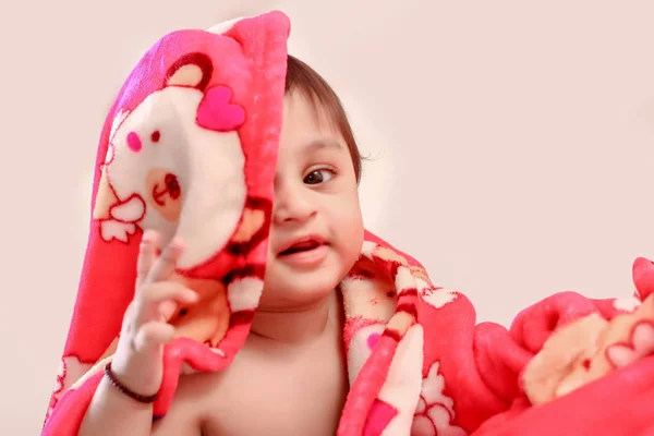 Мила Індійська Дитина Грає Іграшкою — стокове фото