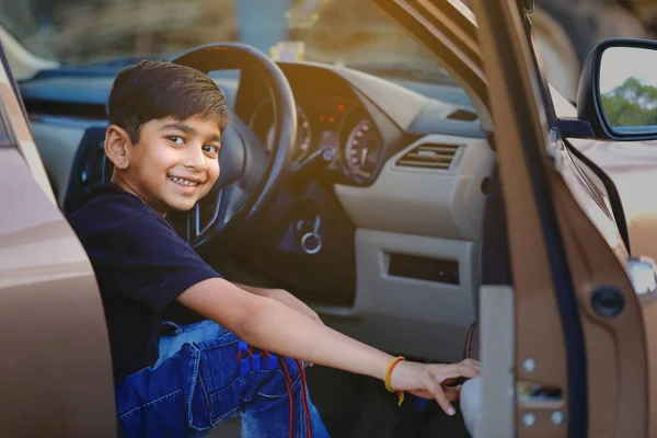 Cute Indian Child Car — 图库照片