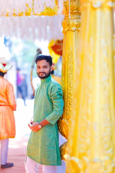 年轻的印度男人在传统的服装 — 图库照片