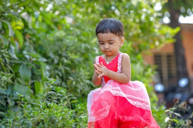 Parkta oynayan tatlı Hintli kız.