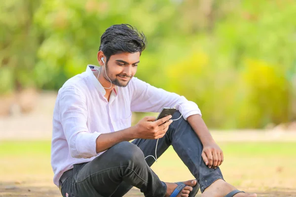 Молодий Індійський Студент Collage Використовує Мобільний — стокове фото